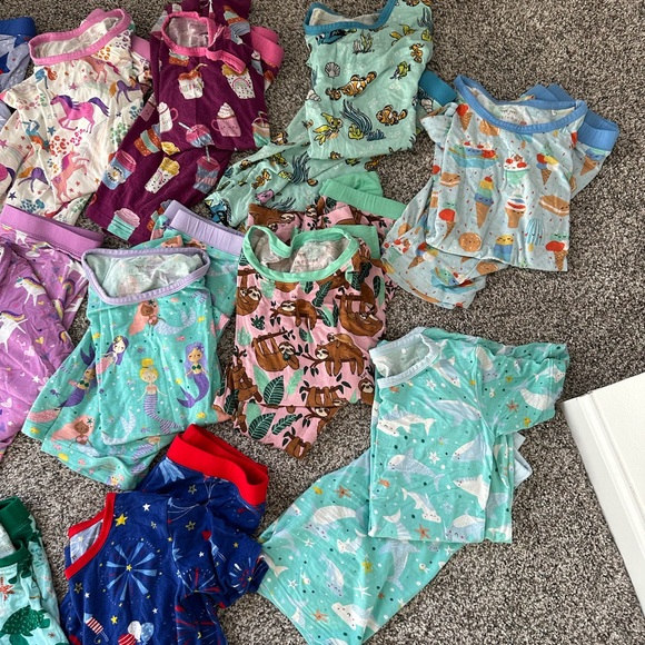 17 pair of 7/8 little sleepies pajamas - Picture 3 of 4